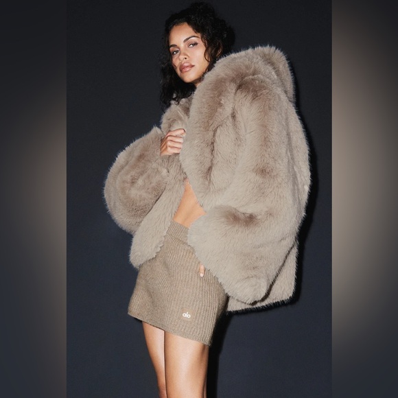 ALO Yoga Opulent Faux Fur Statement Jacket m/l oat - Picture 4 of 8